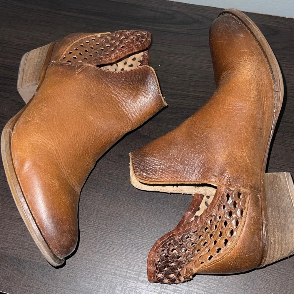 Circle G by Corral women’s brown leather cutout ankle western bootie 8.5